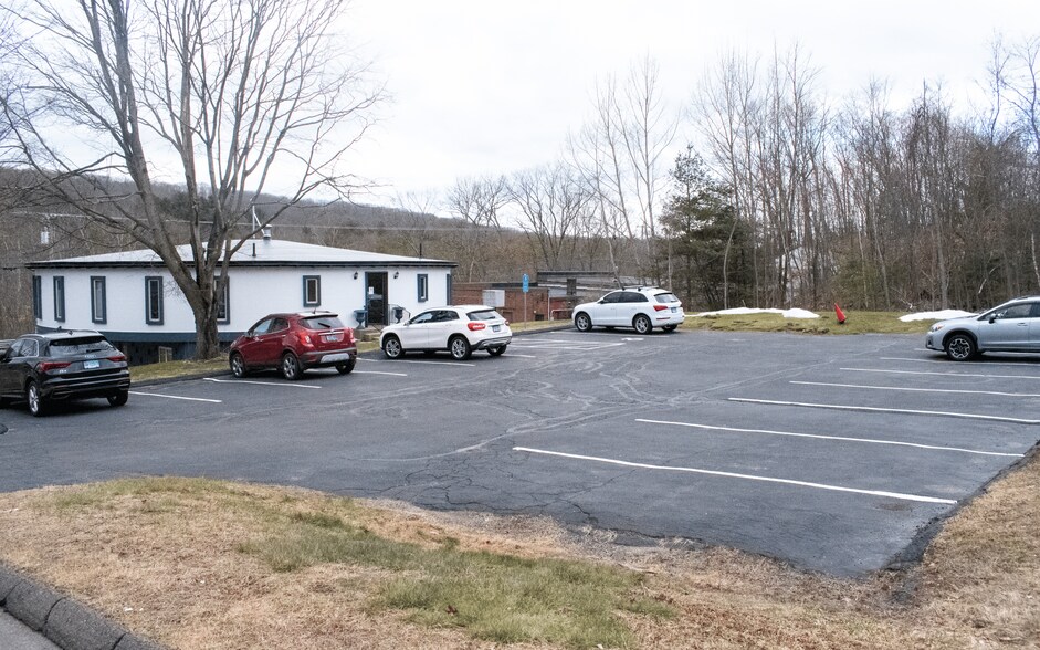 More Photos Of 2030 Straits Tpke, Middlebury Office For Lease