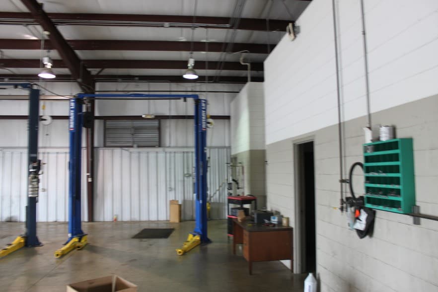 More Photos Of 39490 Lyndon B Johnson Fwy, Dallas Auto Dealership For Lease