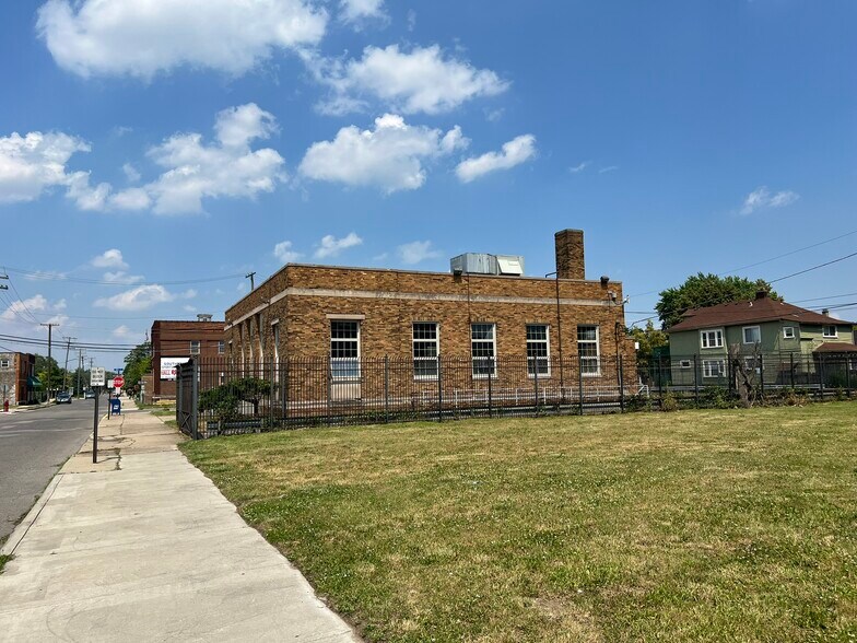 More Photos Of 235 Burke St, River Rouge Office For Sale