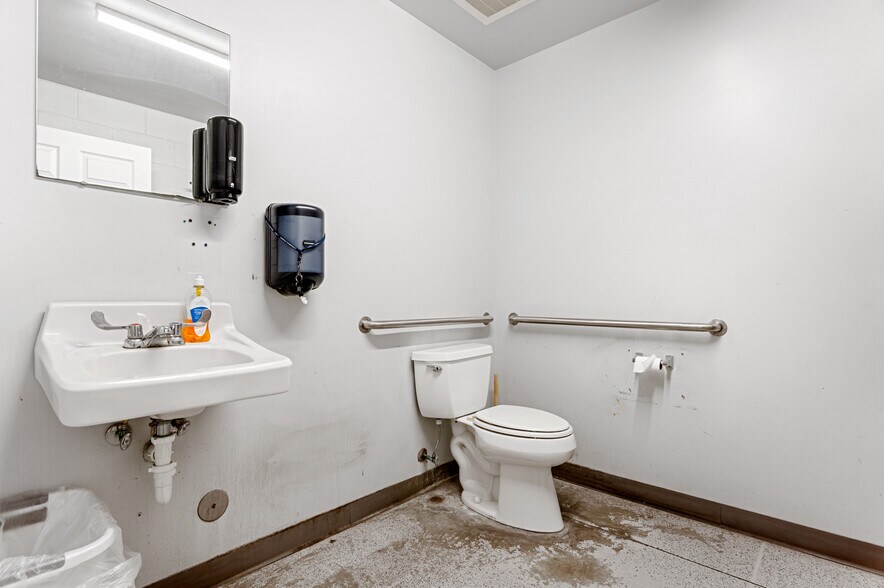 More Photos Of 4314 Henderson Dr, Jacksonville Freestanding For Sale