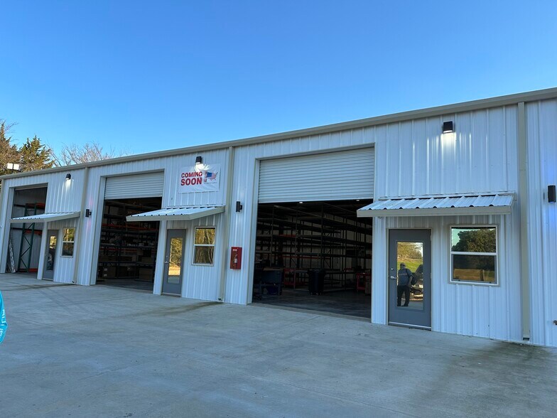 More Photos Of 5501 Bonham St, Paris Light Distribution For Lease