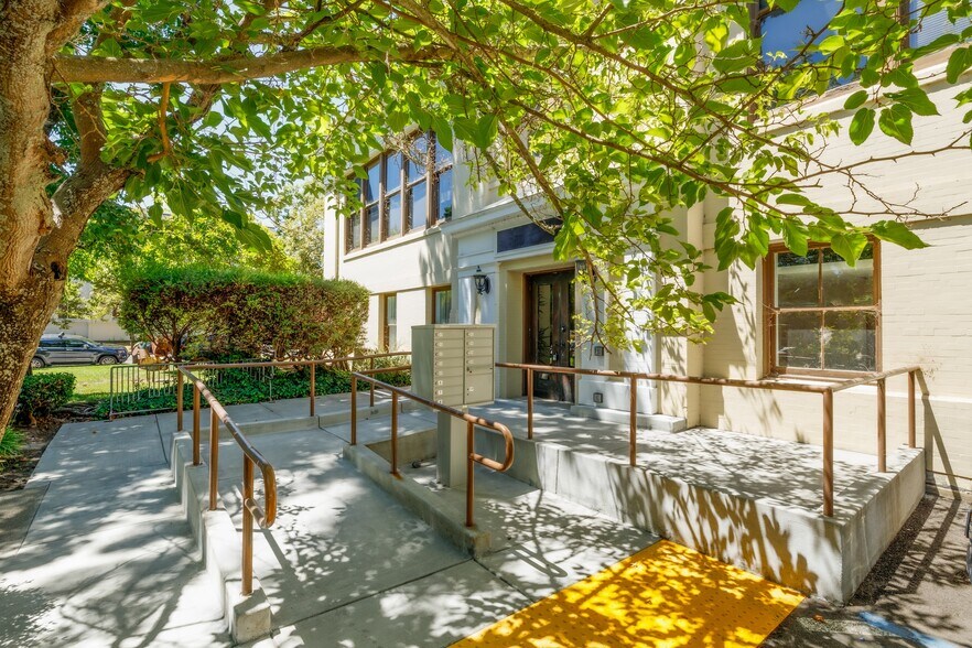 More Photos Of 11 5th St, Petaluma Loft Creative Space For Lease