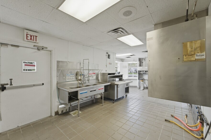 More Photos Of 5079 James Madison Pky, King George Fast Food For Sale