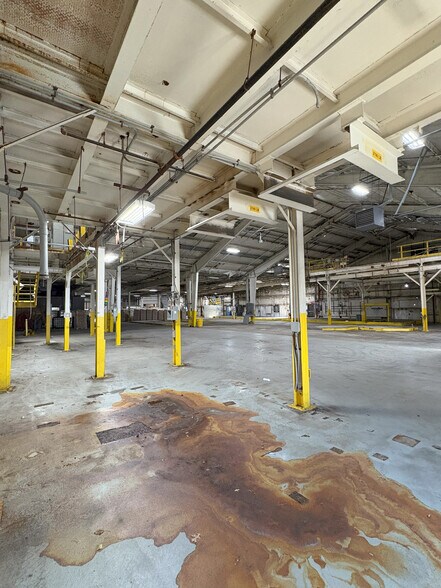 More Photos Of 146 Tower Dr, Middletown Manufacturing For Sale