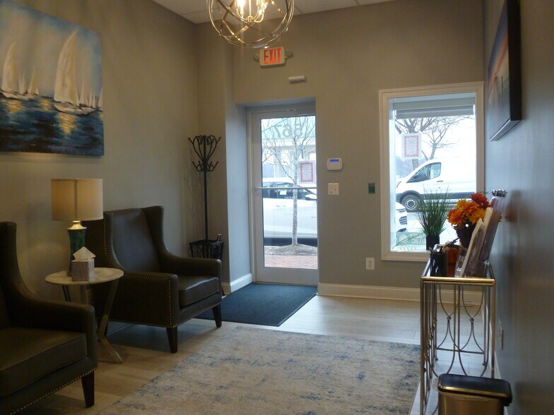 More Photos Of 551-625 Harbor Side St, Woodbridge Storefront Retail Office For Sale