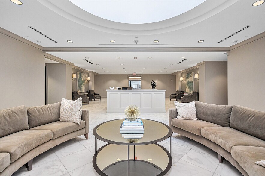 More Photos Of 2001 Park Pl, Birmingham Office For Lease