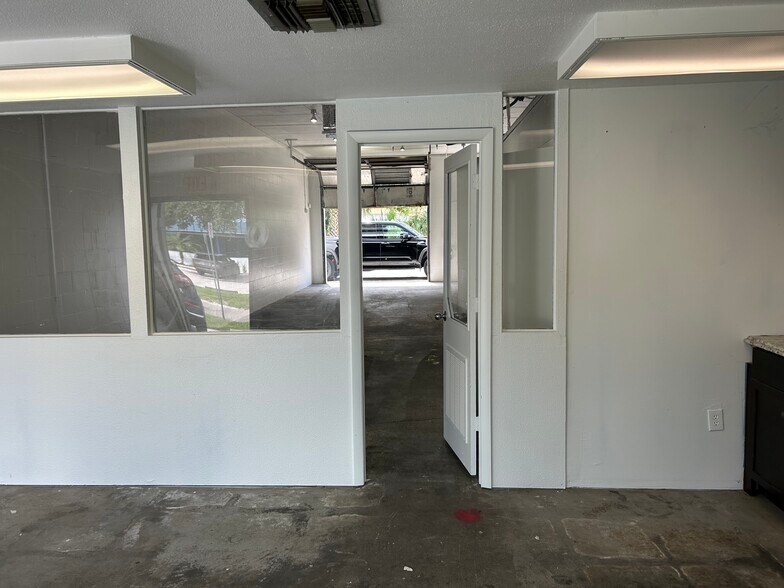 More Photos Of 3015 62nd Ave E, Bradenton Showroom For Lease