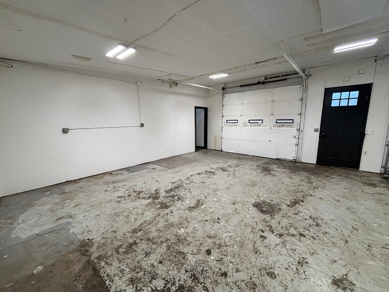 More Photos Of 446 McClaine St, Silverton Warehouse For Lease