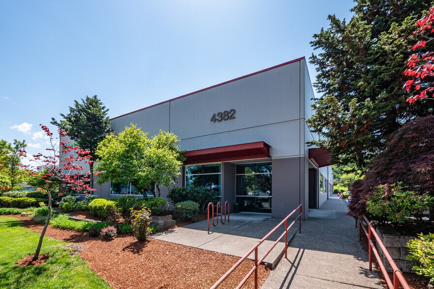 More Photos Of 4382 SE International Way, Milwaukie Flex For Sale