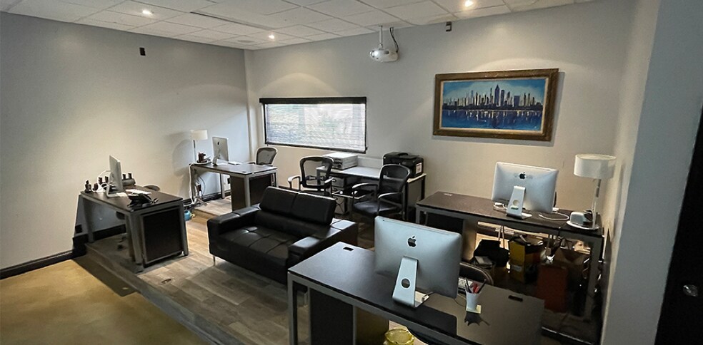 More Photos Of 302 Oceanside Blvd, Oceanside Service For Lease