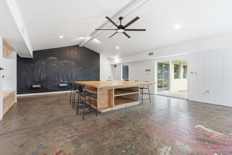 More Photos Of 13617 Fitzhugh Rd, Austin Showroom For Lease