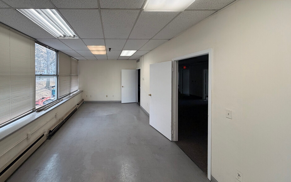 More Photos Of 150 N Macquesten Pky, Mount Vernon Warehouse For Lease