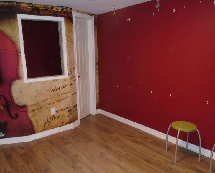 More Photos Of 910-912 St Laurent Blvd, Ottawa General Retail For Sale