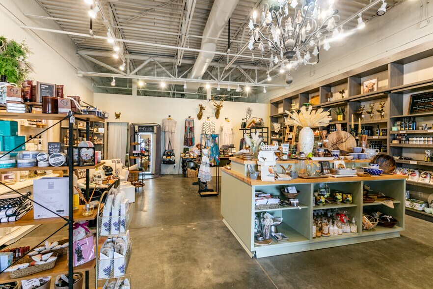 More Photos Of 6300 N Sagewood Dr, Park City Storefront For Lease