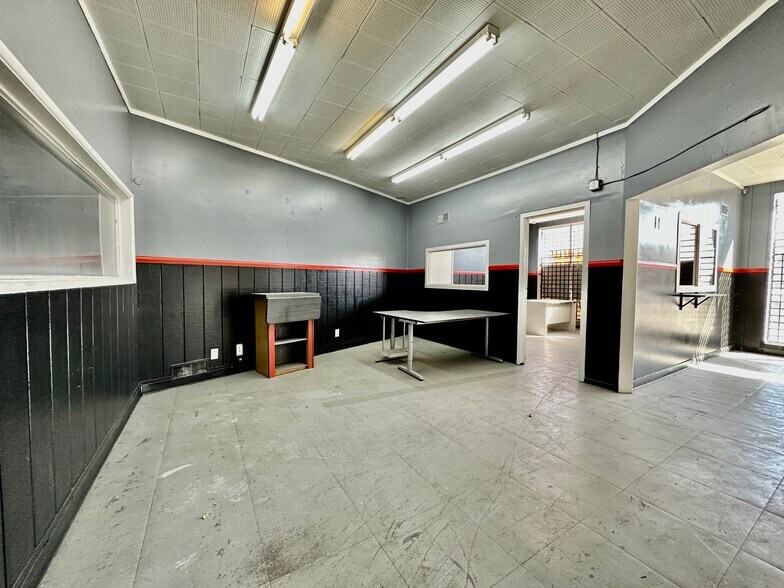 More Photos Of 229 S Oxnard Blvd, Oxnard Storefront Retail Office For Sale
