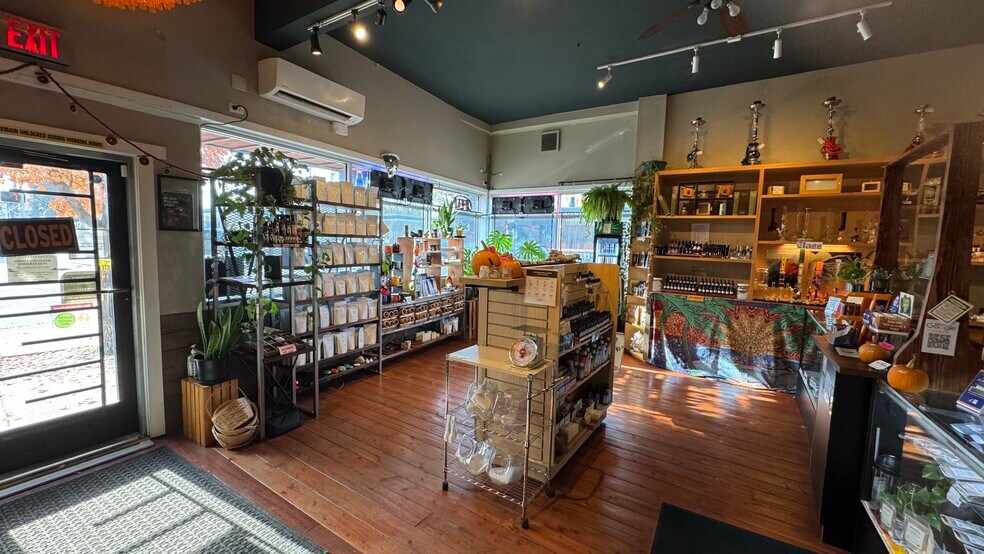 More Photos Of 3901 SE Belmont St, Portland Flex For Lease