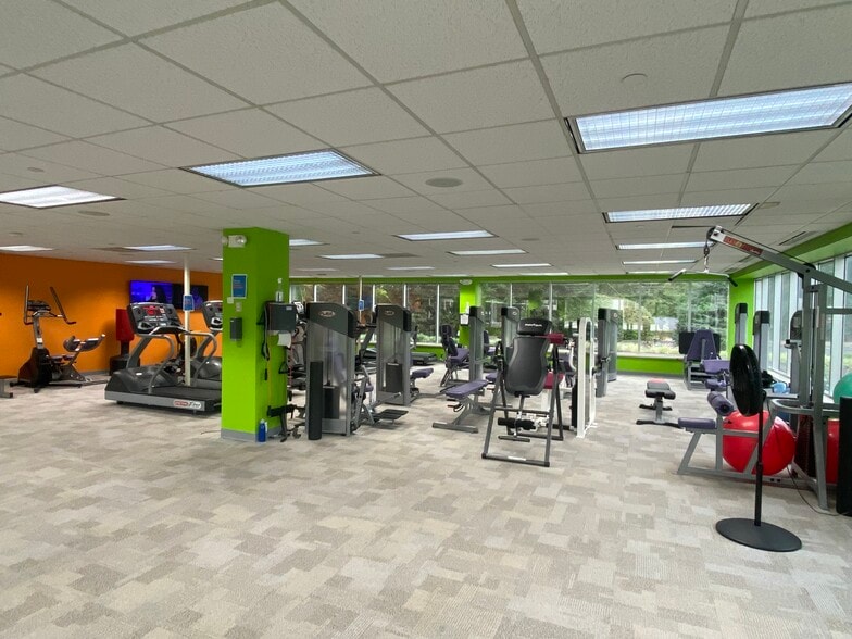 More Photos Of 11501 Northlake Dr, Cincinnati Office For Sale