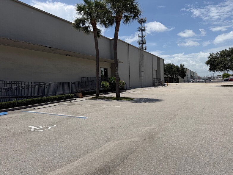 Primary Photo Of 150 W Yamato Rd, Boca Raton Showroom For Sale