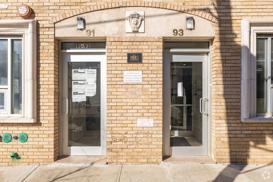 More Photos Of 305 Berry St, Brooklyn Apartments For Lease