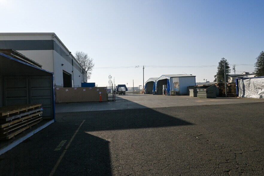 More Photos Of 1360 E North Ave, Fresno Service For Sale