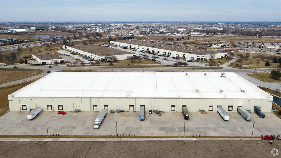 More Photos Of 11300-11398 Meredith Dr, Urbandale Warehouse For Lease