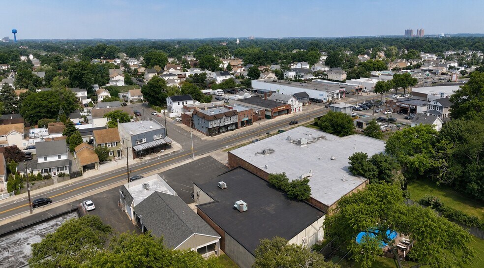 More Photos Of 120 New Hyde Park Rd, Franklin Square Showroom For Lease