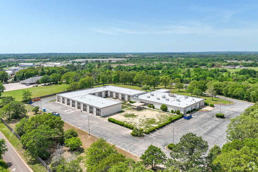 More Photos Of 2050 State Highway 31, Athens Showroom For Lease