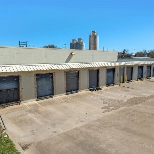 More Photos Of 225 S 17th St, Waco Distribution For Sale