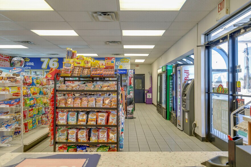 More Photos Of 508 Henslee Dr, Dickson Service Station For Sale