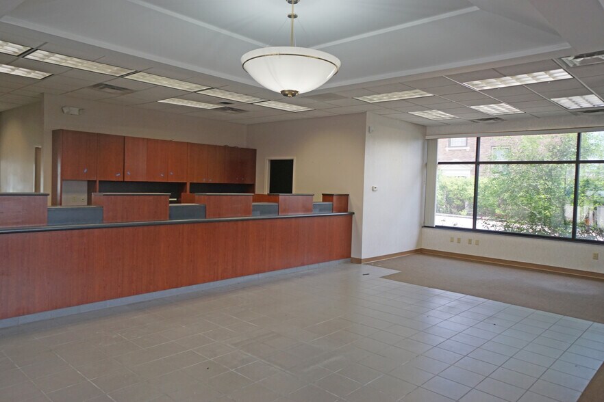 More Photos Of 200 N 6th St, Beatrice Bank For Lease