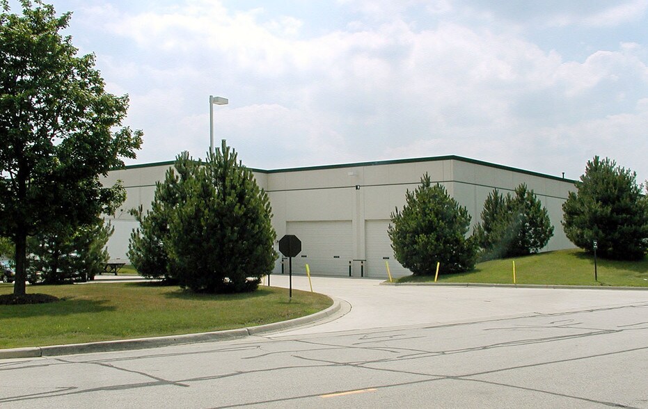 More Photos Of 1011 Woodlands Pky, Vernon Hills Warehouse For Sale
