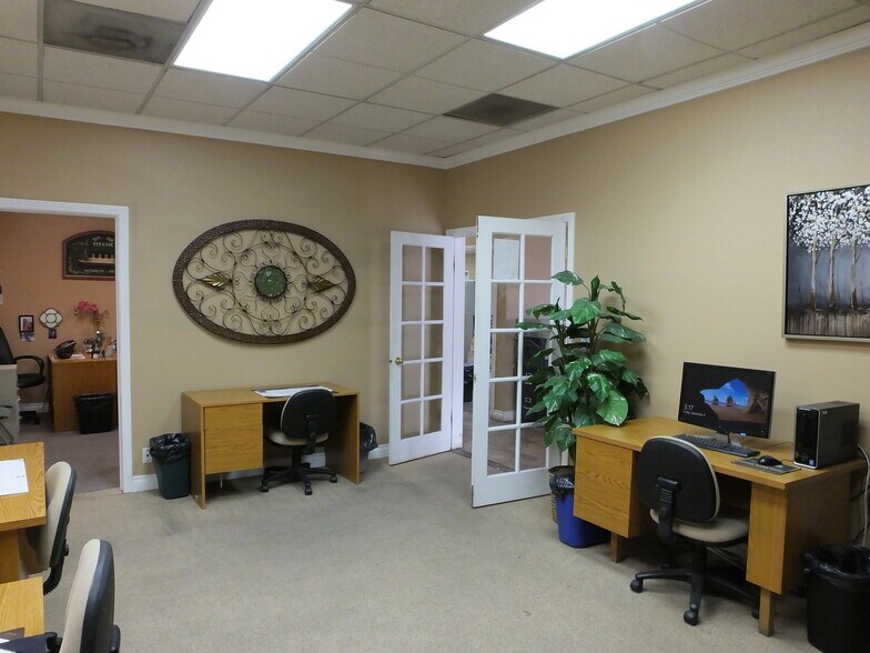 More Photos Of 44143-44147 20th St W, Lancaster Medical For Lease