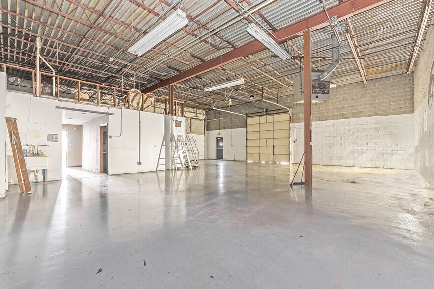 More Photos Of 4700 W 137th St, Crestwood Warehouse For Lease