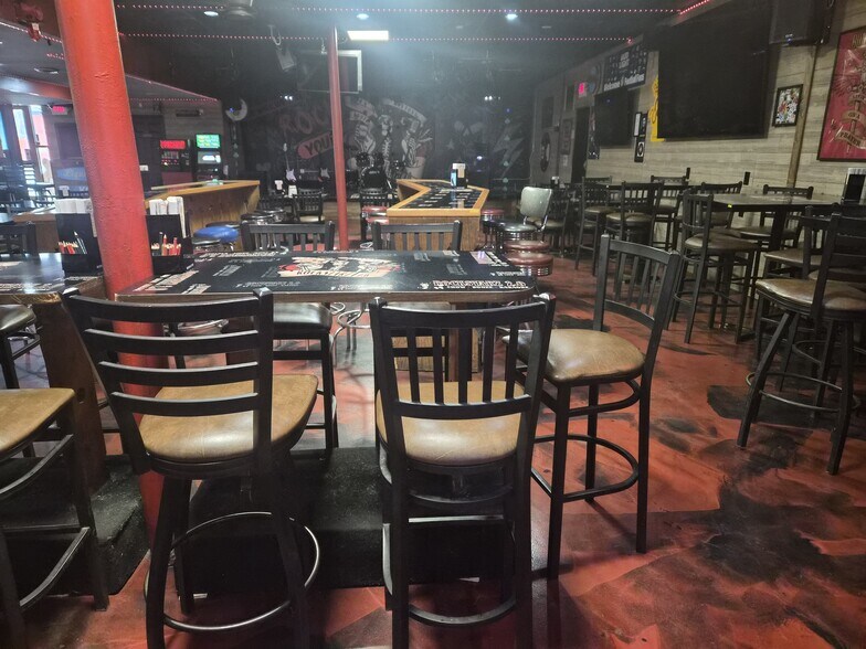 More Photos Of 33729 Ford Rd, Garden City Bar For Lease