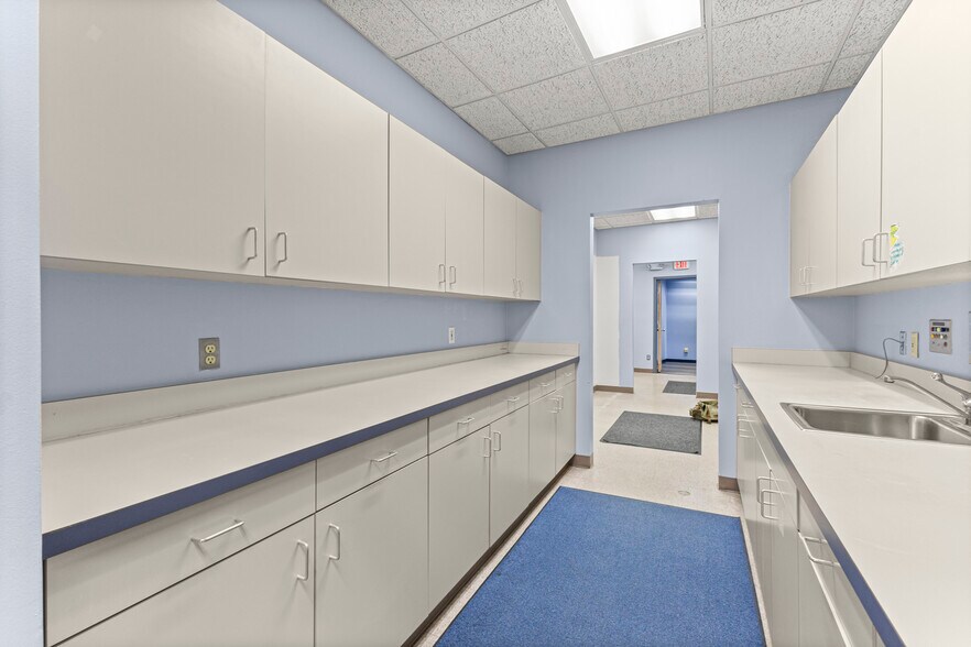 More Photos Of 24825 Michigan Ave, Dearborn Office For Lease