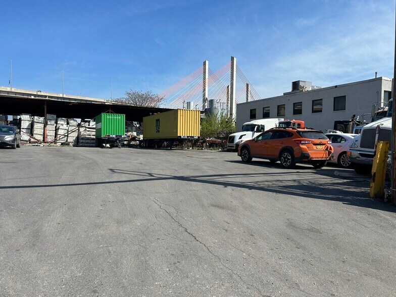 More Photos Of 251 Lombardy St, Brooklyn Warehouse For Lease
