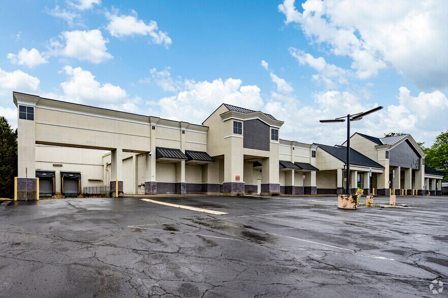 More Photos Of 2051 Chain Bridge Rd, Vienna Freestanding For Lease