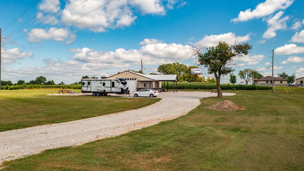 More Photos Of 20447 Old Route 66 Hwy, Staunton Flex For Sale