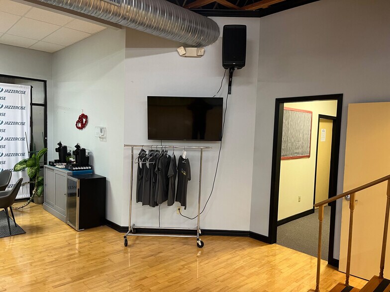 More Photos Of 450-462 SW Ward Rd, Lee's Summit General Retail For Lease