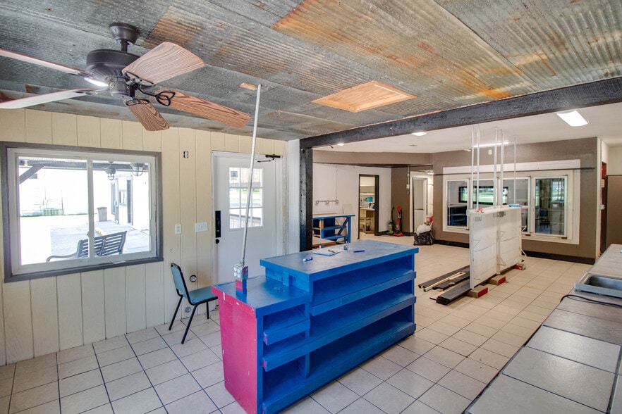 More Photos Of 406 W Carpenter St, Jerseyville Flex For Sale
