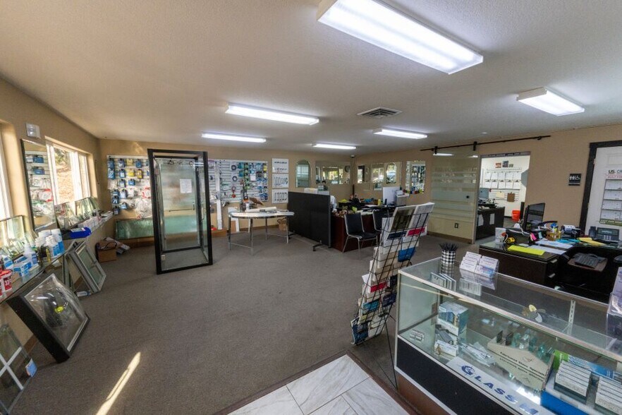 More Photos Of 8859-8863 SW Commercial St, Tigard Office For Sale