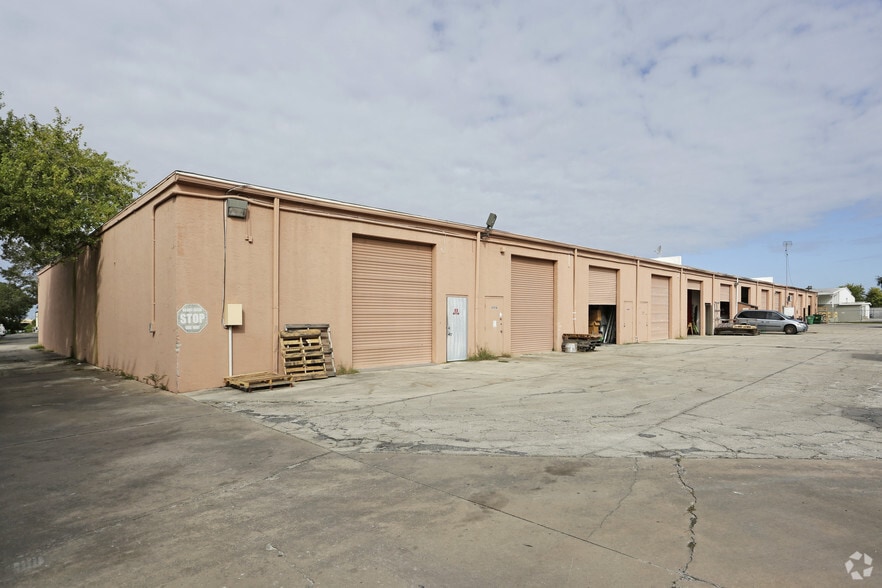 More Photos Of 6111-6121 Clark Center Ave, Sarasota Showroom For Lease