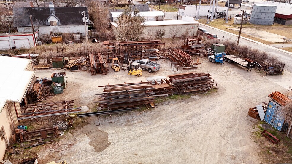 More Photos Of 111 E Liberty St, Pilot Point General Retail For Sale