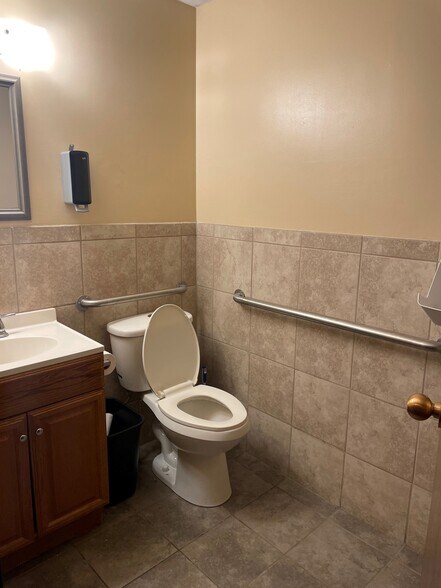 More Photos Of 1314 E 10th St, Jeffersonville Showroom For Sale