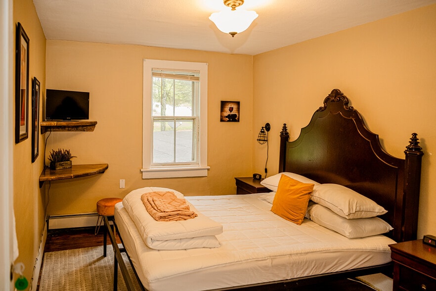 More Photos Of 2735 PA-390, Canadensis Hospitality For Sale