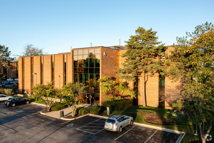 Primary Photo Of 800 Roosevelt Rd, Glen Ellyn Coworking Space