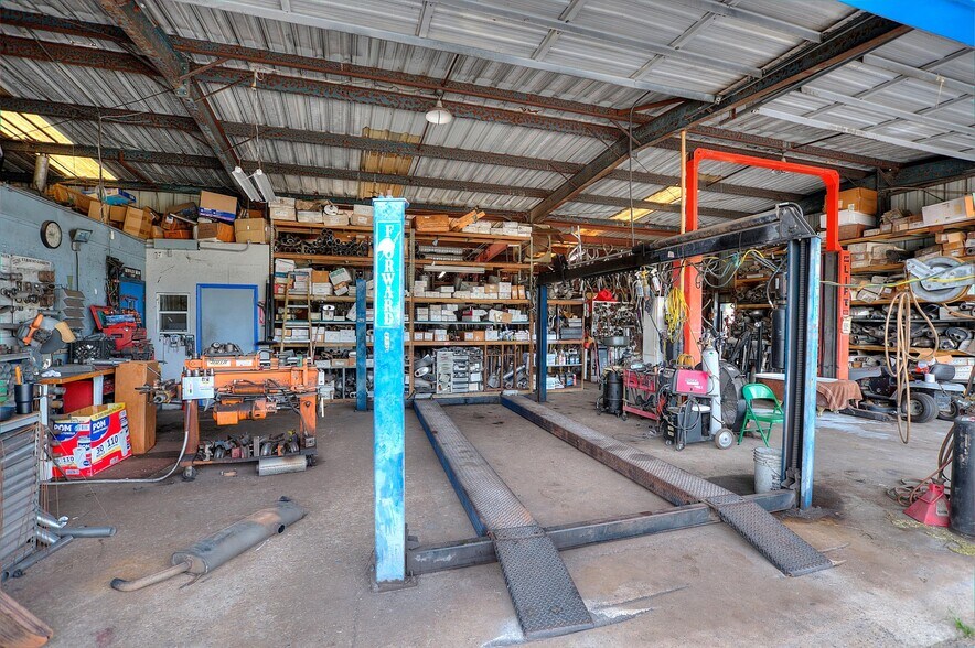 More Photos Of 905 W Memorial Blvd, Lakeland Auto Repair For Sale