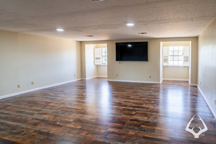 More Photos Of 205 N Wheeler Rd, Colmesneil Office For Sale
