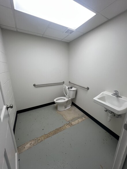More Photos Of 2121 Meridian Ave, Huntsville Flex For Lease