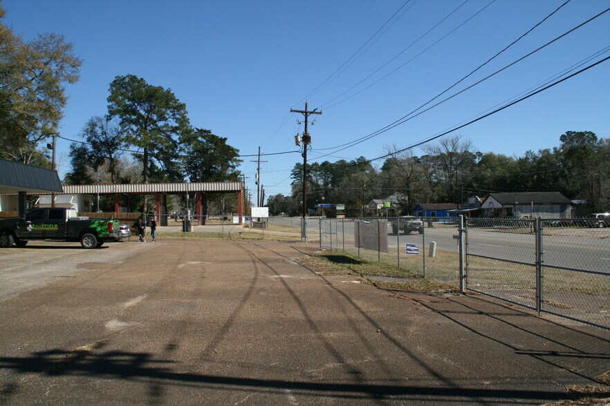 More Photos Of 1308 W Bluff St, Woodville Storefront Retail Office For Sale